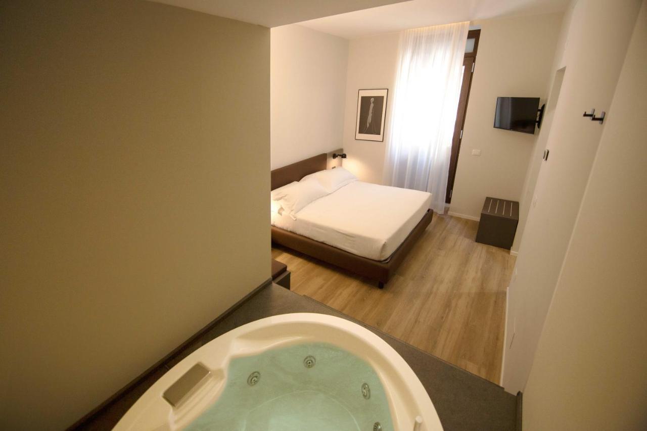 Suite with Hot Tub - Annex